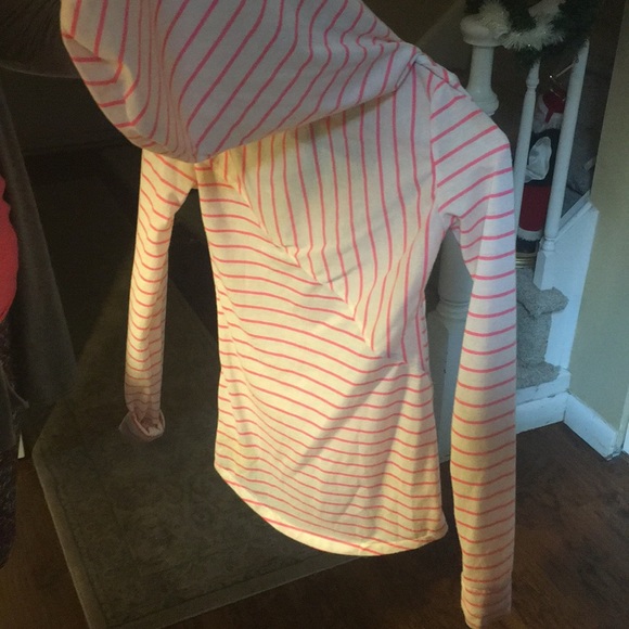 Hooded volcom top - Picture 4 of 4